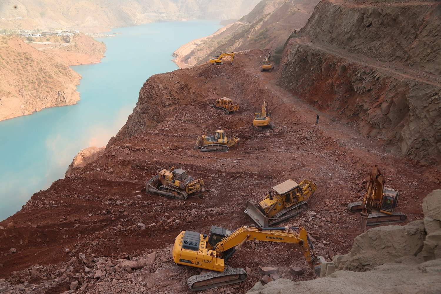 Construction of dam intake structure of Rogun dam and HPP in the Republic of Tajikistan