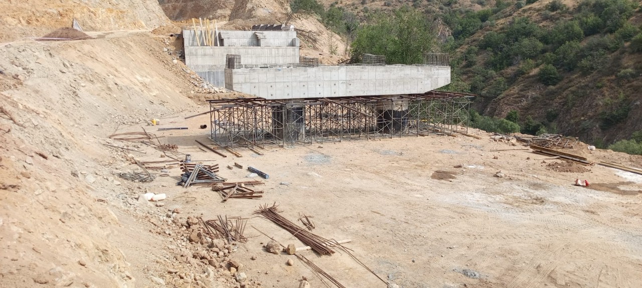 Reconstruction of about 21km road from Agarak to Vardanizor; Construction of about 11 km road from Vardanidzor to tunnel exit(Tranche 4)
